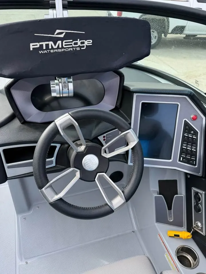 Slide: The Image of MasterCraft XT24 2022 - 10