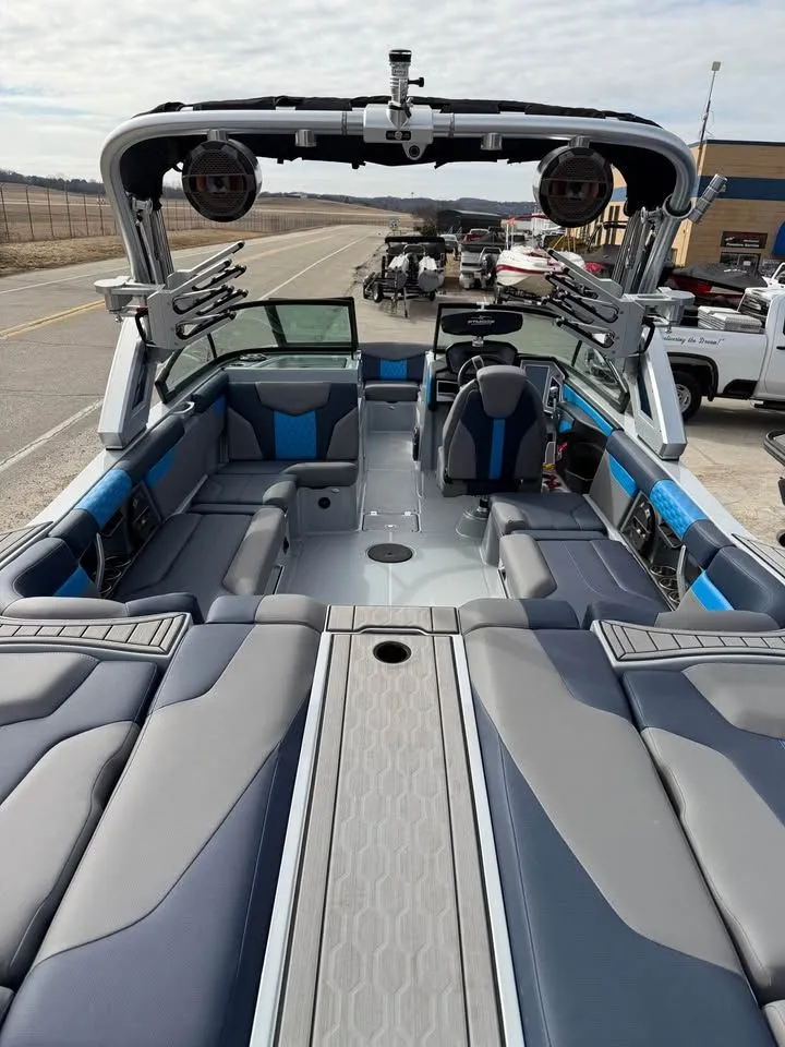 Slide: The Image of MasterCraft XT24 2022 - 7