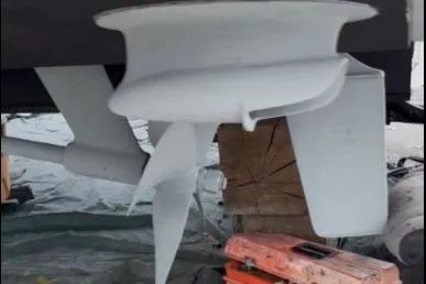 Slide: The Image of Propeller of 2005 Sea Ray 420 Sedan Bridge yacht, close-up view. - 23