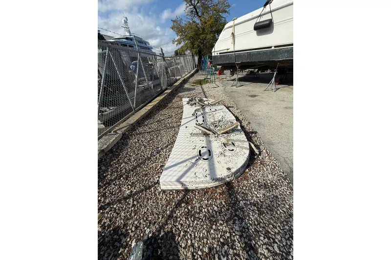 Slide: The Image of 2001 Sea Ray 560 Sedan Bridge swim platform. - 13