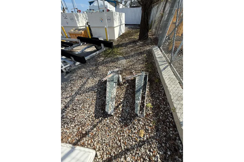 Slide: The Image of 2001 Sea Ray 560 Sedan Bridge swim platform framework. - 14