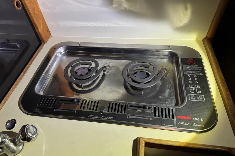 Slide: The Image of Electric stove in a 1988 Blue Seas 31 boat kitchen, featuring dual coil burners. - 14