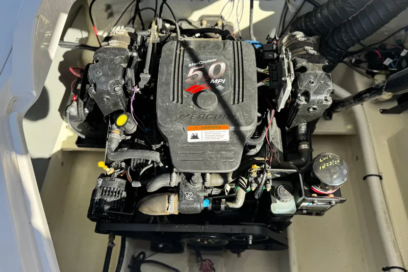 Slide: The Image of MerCruiser 5.0 MPI engine in 2005 Four Winns 194 Funship boat. - 21