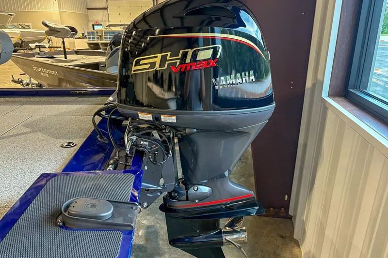 Slide: The Image of 2025 G3 Sportsman 1810 boat with Yamaha SHO VMAX outboard motor in showroom. - 7