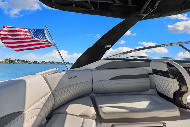 Slide: The Image of Sea Ray SLX 260 Outboard 2024 - 14