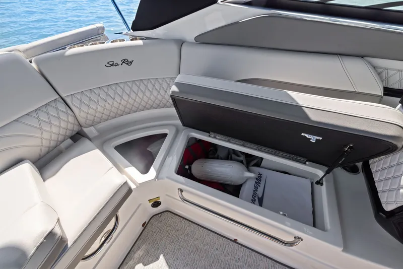 Slide: The Image of Sea Ray SLX 260 Outboard 2024 - 15