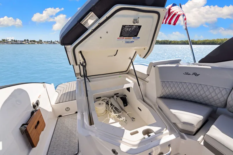 Slide: The Image of Sea Ray SLX 260 Outboard 2024 - 16