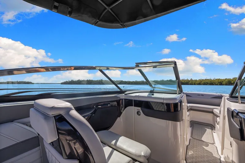 Slide: The Image of Sea Ray SLX 260 Outboard 2024 - 17