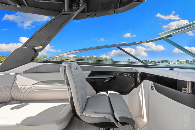Slide: The Image of Sea Ray SLX 260 Outboard 2024 - 18