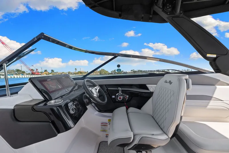Slide: The Image of Sea Ray SLX 260 Outboard 2024 - 19