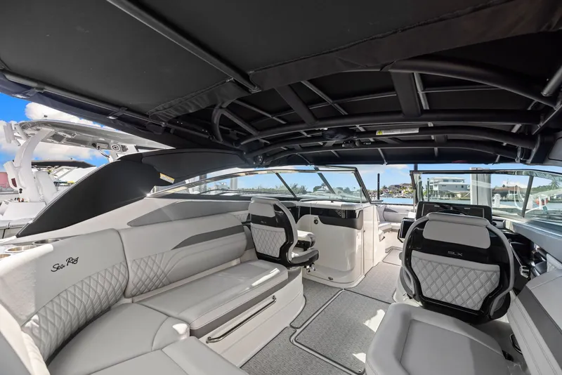 Slide: The Image of Sea Ray SLX 260 Outboard 2024 - 30