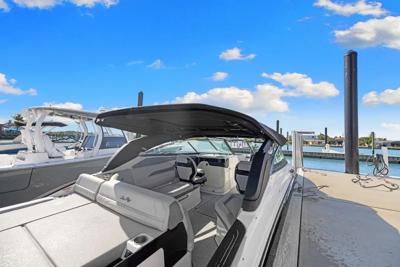 Slide: The Image of Sea Ray SLX 260 Outboard 2024 - 32