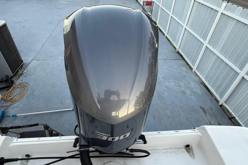 Slide: The Image of 2018 Robalo R242 Center Console with Yamaha 300 outboard engine. - 38