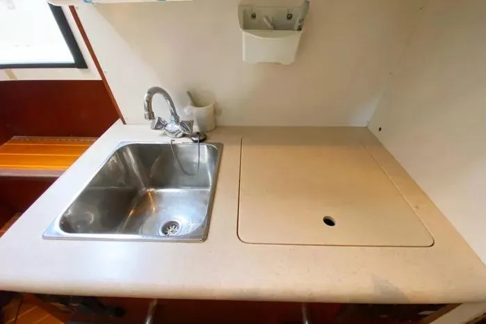 Slide: The Image of 2001 Pursuit 3000 Offshore boat kitchen sink and countertop area. - 39