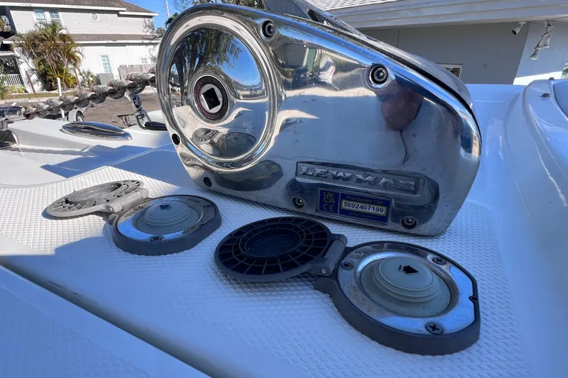 Slide: The Image of 2017 World Cat Glacier Bay Edition 2740 boat deck with Lewmar Pro-Series 700 windlass. - 44