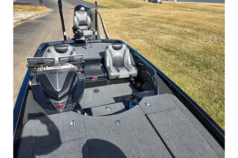 Slide: The Image of 2021 Ranger Z521L boat interior with advanced navigation systems and comfortable seating. - 19