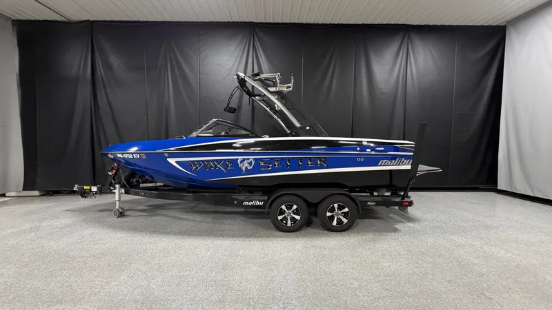 Slide: The Image of Malibu Wakesetter 21 VLX 2012 - 0