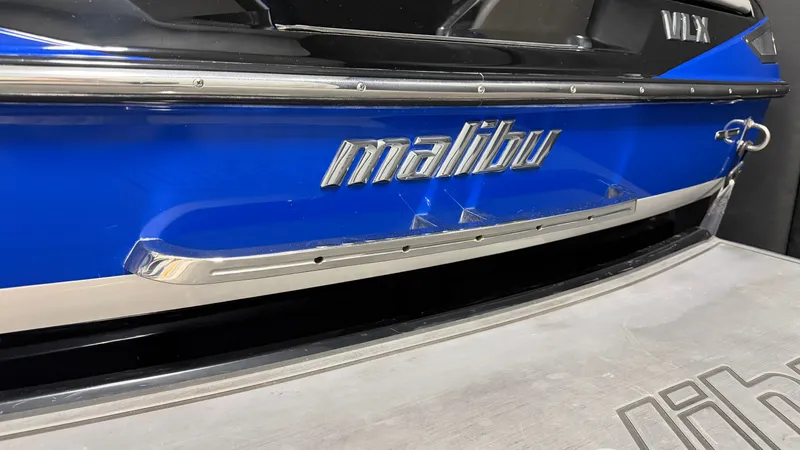 Slide: The Image of Malibu Wakesetter 21 VLX 2012 - 12