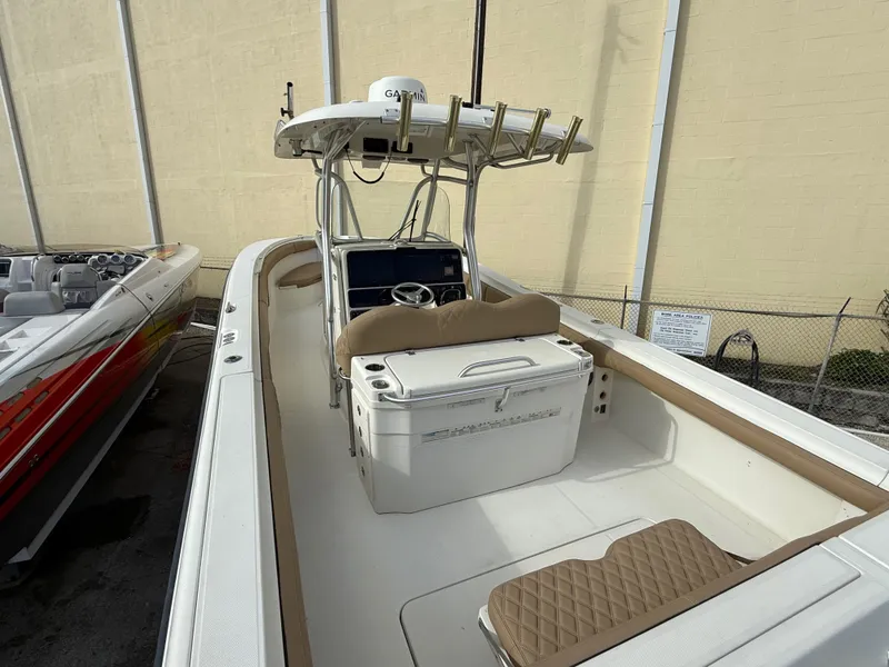 Slide: The Image of 2006 Hydra-Sports Vector 3300 CC boat with center console and seating. - 27