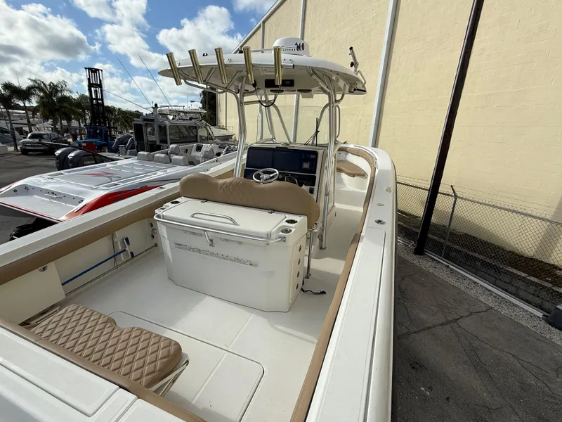 Slide: The Image of 2006 Hydra-Sports Vector 3300 CC boat with center console and seating, docked outdoors. - 28