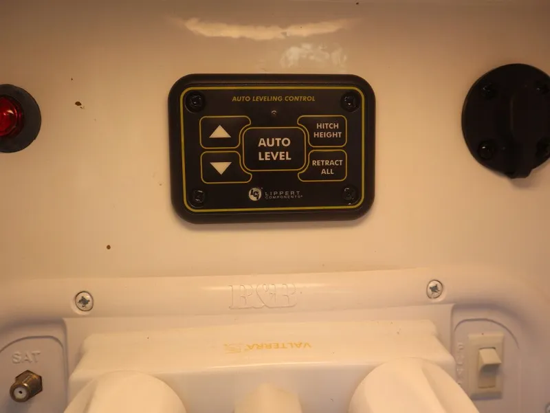 Slide: The Image of Auto leveling control in JAYCO North Point 382FLRB 2023. - 8