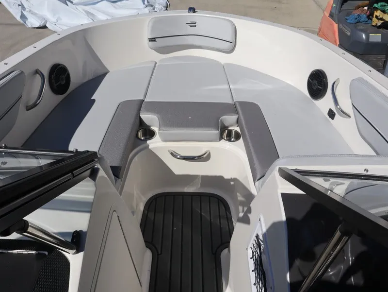 Slide: The Image of Bayliner VR4 Bowrider OB 2026 - 5