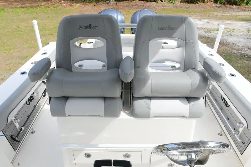 Slide: The Image of NauticStar 28 XS 2021 - 14