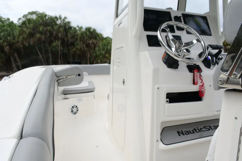 Slide: The Image of NauticStar 28 XS 2021 - 17