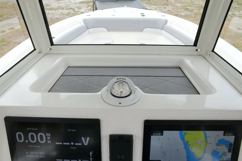 Slide: The Image of NauticStar 28 XS 2021 - 8