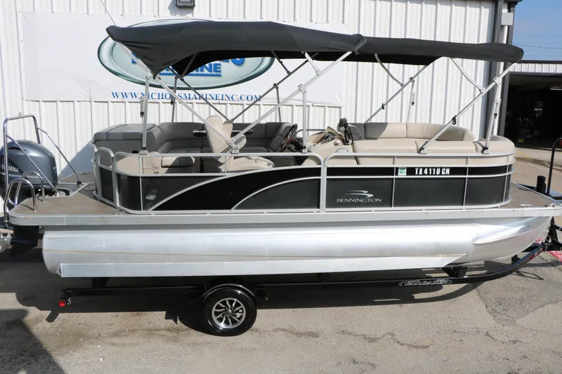Slide: The Image of 2015 Bennington 21 SLX pontoon boat with canopy on trailer, side view. - 17