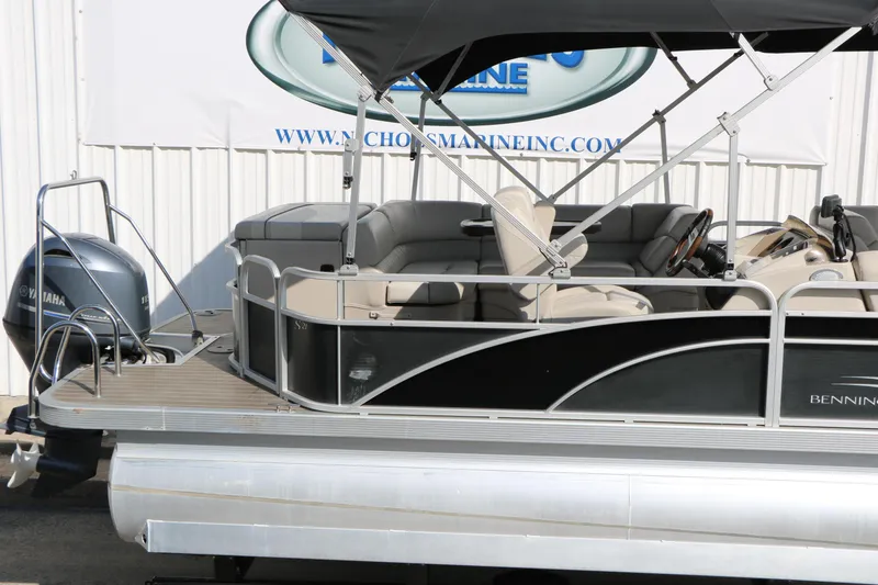 Slide: The Image of 2015 Bennington 21 SLX pontoon boat with Yamaha engine, side view. - 18