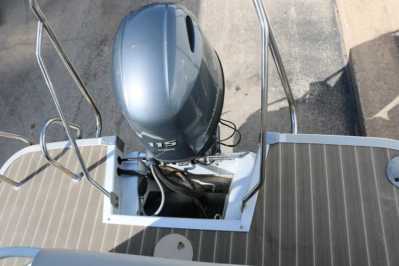 Slide: The Image of 2015 Bennington 21 SLX boat with Yamaha 115 outboard motor, rear deck view. - 30