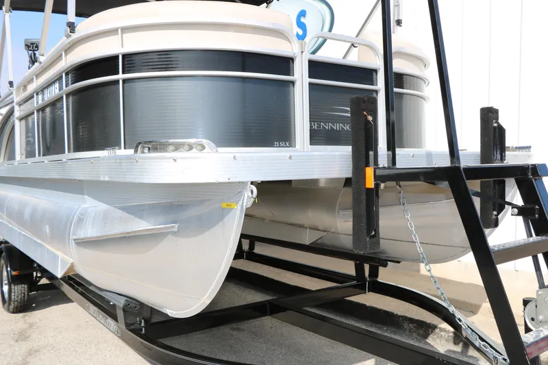 Slide: The Image of 2015 Bennington 21 SLX pontoon boat on trailer, side view. - 4