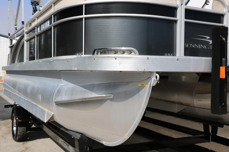 Slide: The Image of 2015 Bennington 21 SLX pontoon boat on trailer, side view. - 5