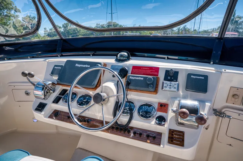 Slide: The Image of Mainship 400 Trawler 2005 helm with Raymarine equipment. - 41