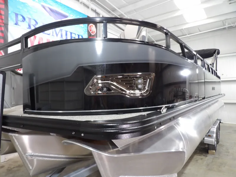 Slide: The Image of 2025 Avalon VNT85 CC 23T pontoon boat in a showroom. - 10