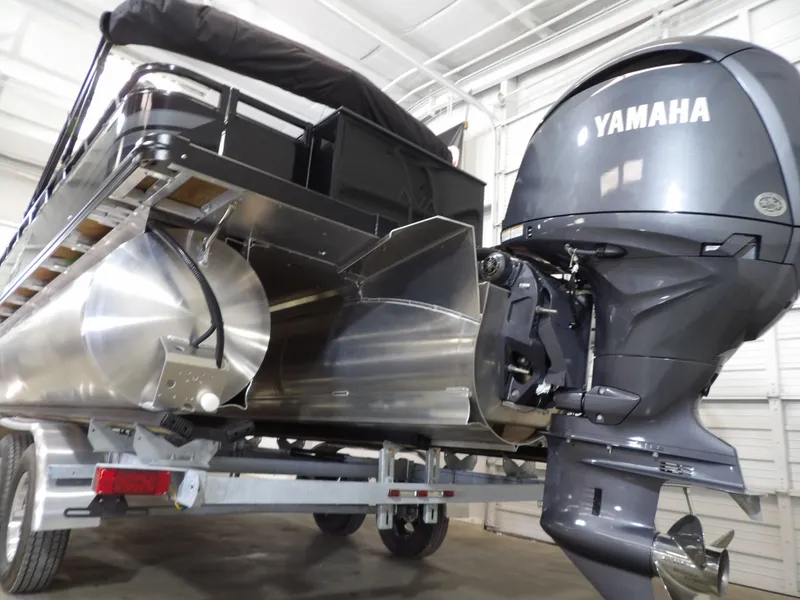 Slide: The Image of Avalon VNT85 CC 23T 2025 with Yamaha outboard motor. - 7