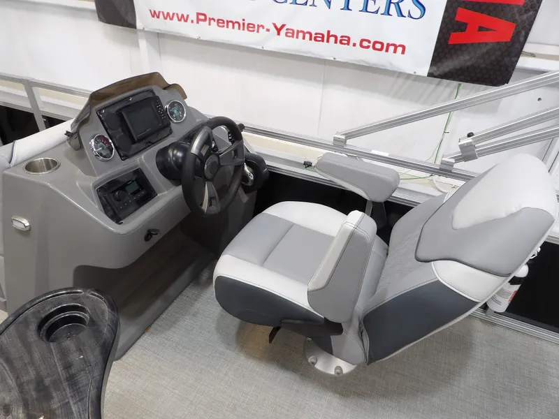 Slide: The Image of Cockpit of Avalon Venture 85 Quad Fish 2026. - 17