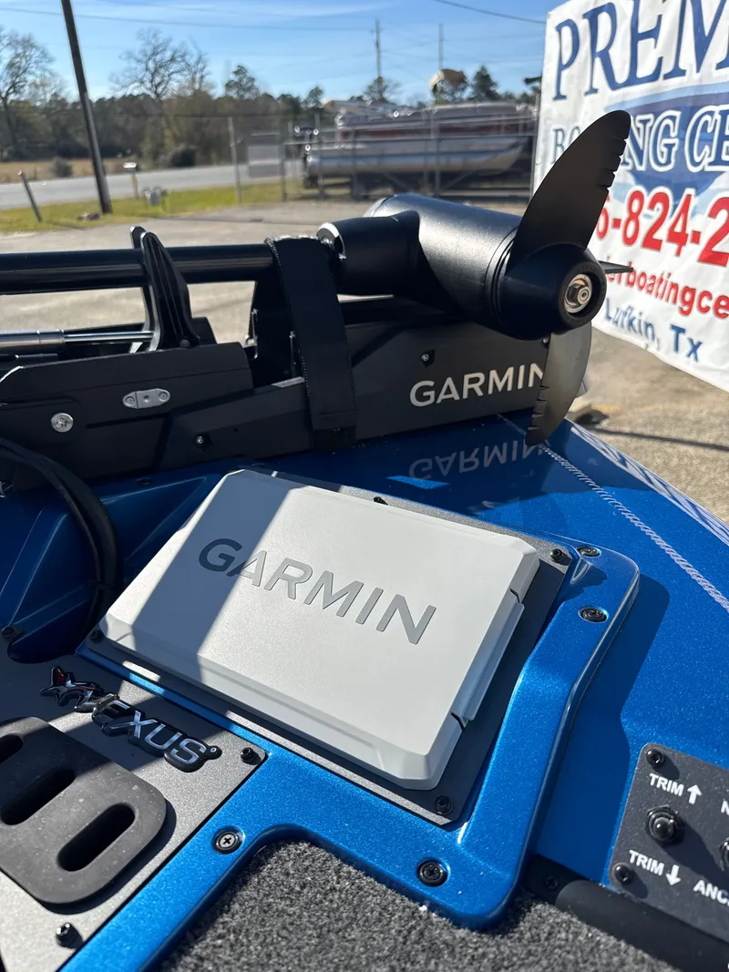 Slide: The Image of Vexus AVX1880 2025 with Garmin equipment on blue boat. - 19