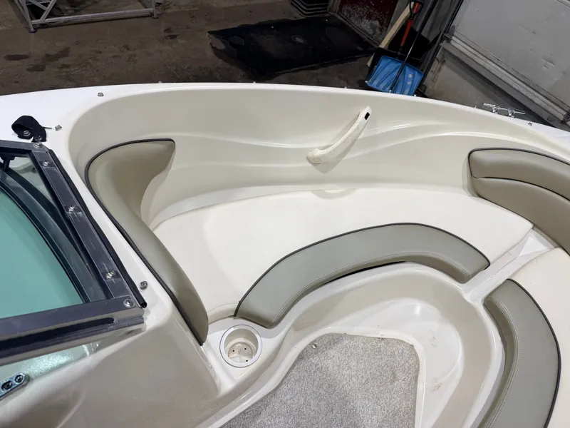 Slide: The Image of Sea Ray Sport 180 Runabout & 135HP 3.0L Mercruiser - $7,995 2004 - 10