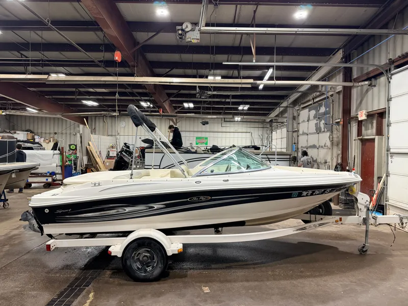 Slide: The Image of Sea Ray Sport 180 Runabout & 135HP 3.0L Mercruiser - $7,995 2004 - 14