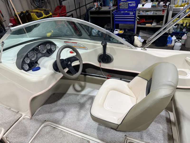 Slide: The Image of Sea Ray Sport 180 Runabout & 135HP 3.0L Mercruiser - $7,995 2004 - 16