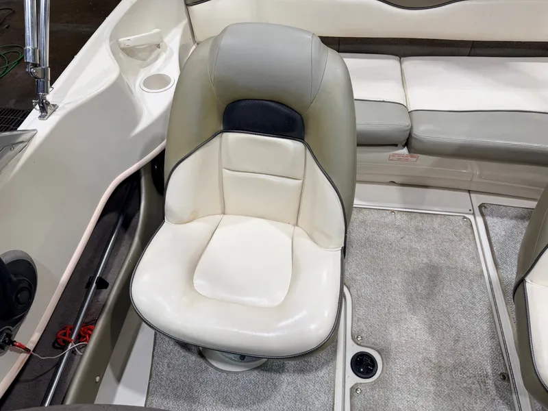 Slide: The Image of Sea Ray Sport 180 Runabout & 135HP 3.0L Mercruiser - $7,995 2004 - 17