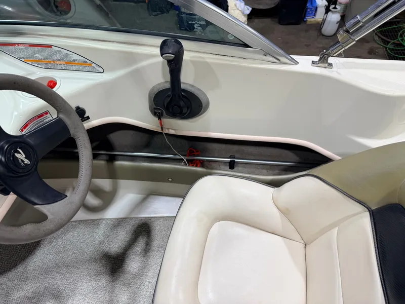 Slide: The Image of Sea Ray Sport 180 Runabout & 135HP 3.0L Mercruiser - $7,995 2004 - 18