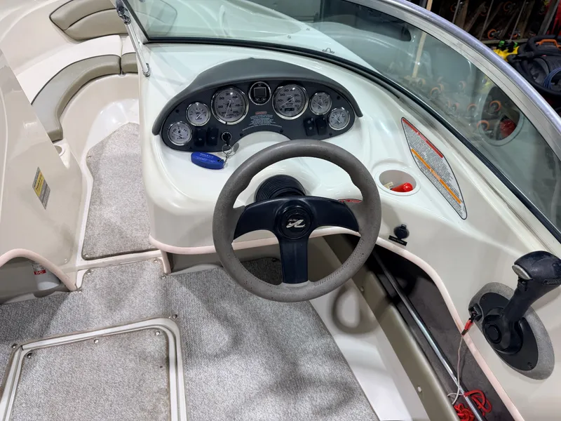 Slide: The Image of Sea Ray Sport 180 Runabout & 135HP 3.0L Mercruiser - $7,995 2004 - 19