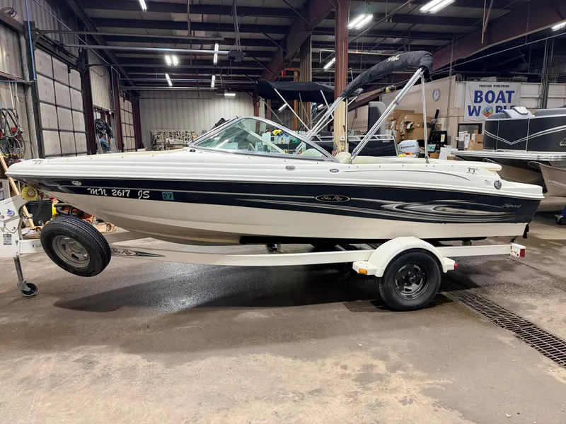Slide: The Image of Sea Ray Sport 180 Runabout & 135HP 3.0L Mercruiser - $7,995 2004 - 21