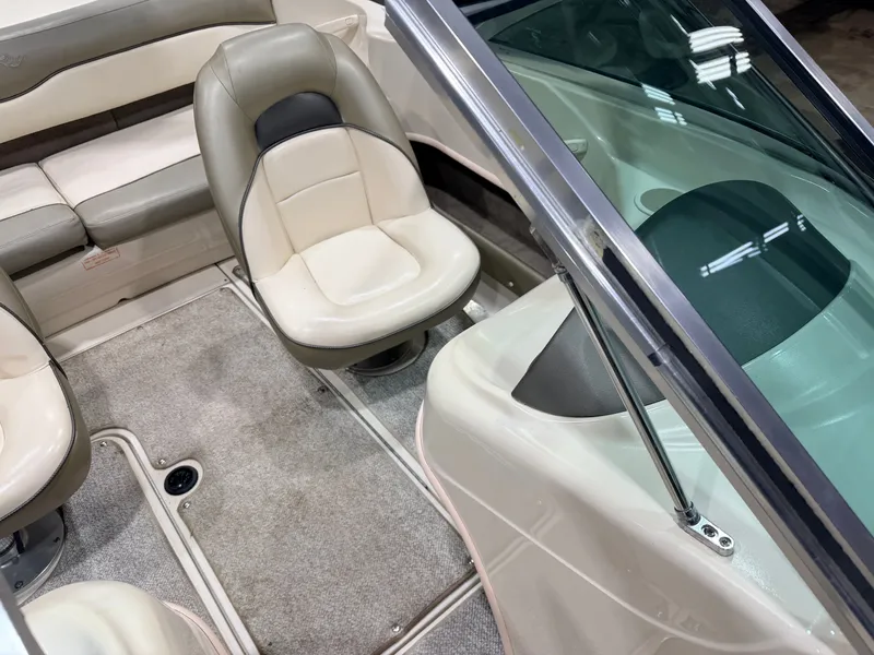 Slide: The Image of Sea Ray Sport 180 Runabout & 135HP 3.0L Mercruiser - $7,995 2004 - 22