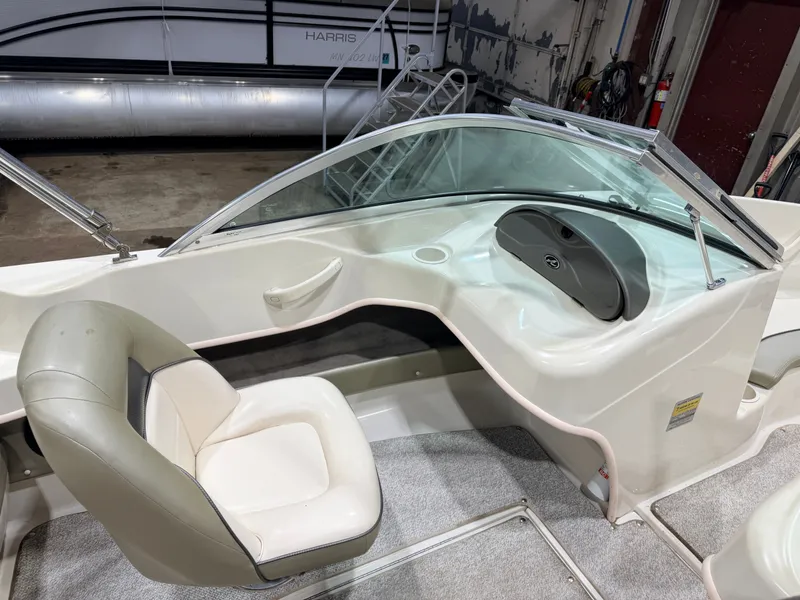 Slide: The Image of Sea Ray Sport 180 Runabout & 135HP 3.0L Mercruiser - $7,995 2004 - 23