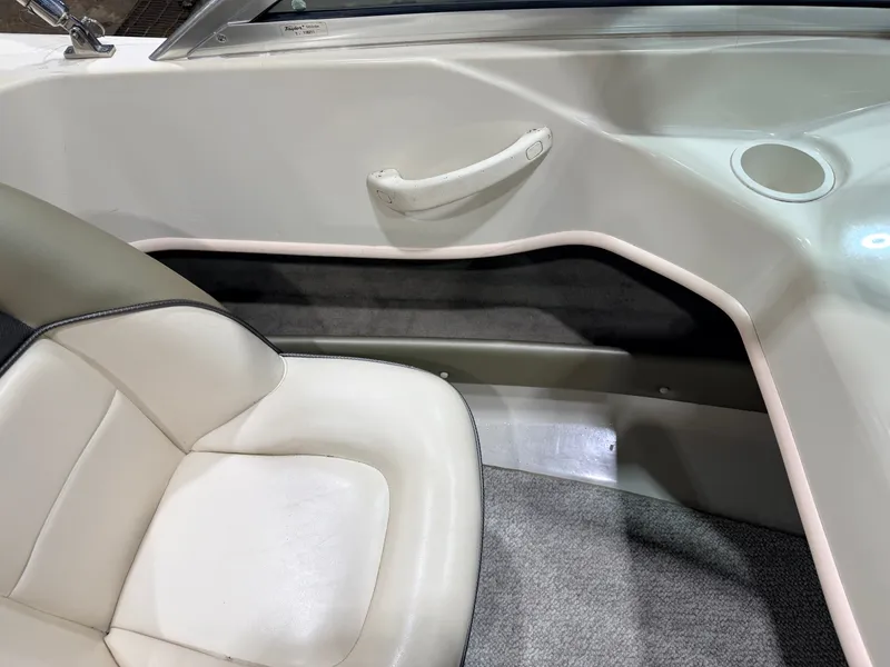 Slide: The Image of Sea Ray Sport 180 Runabout & 135HP 3.0L Mercruiser - $7,995 2004 - 25