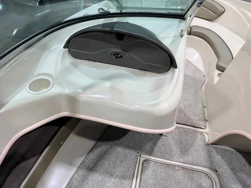 Slide: The Image of Sea Ray Sport 180 Runabout & 135HP 3.0L Mercruiser - $7,995 2004 - 26